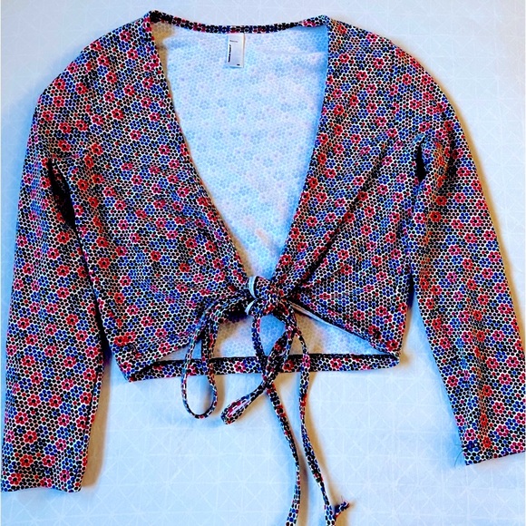 American Apparel 3/4 sleeve wrap around tie front cropped shirt - Picture 3 of 8